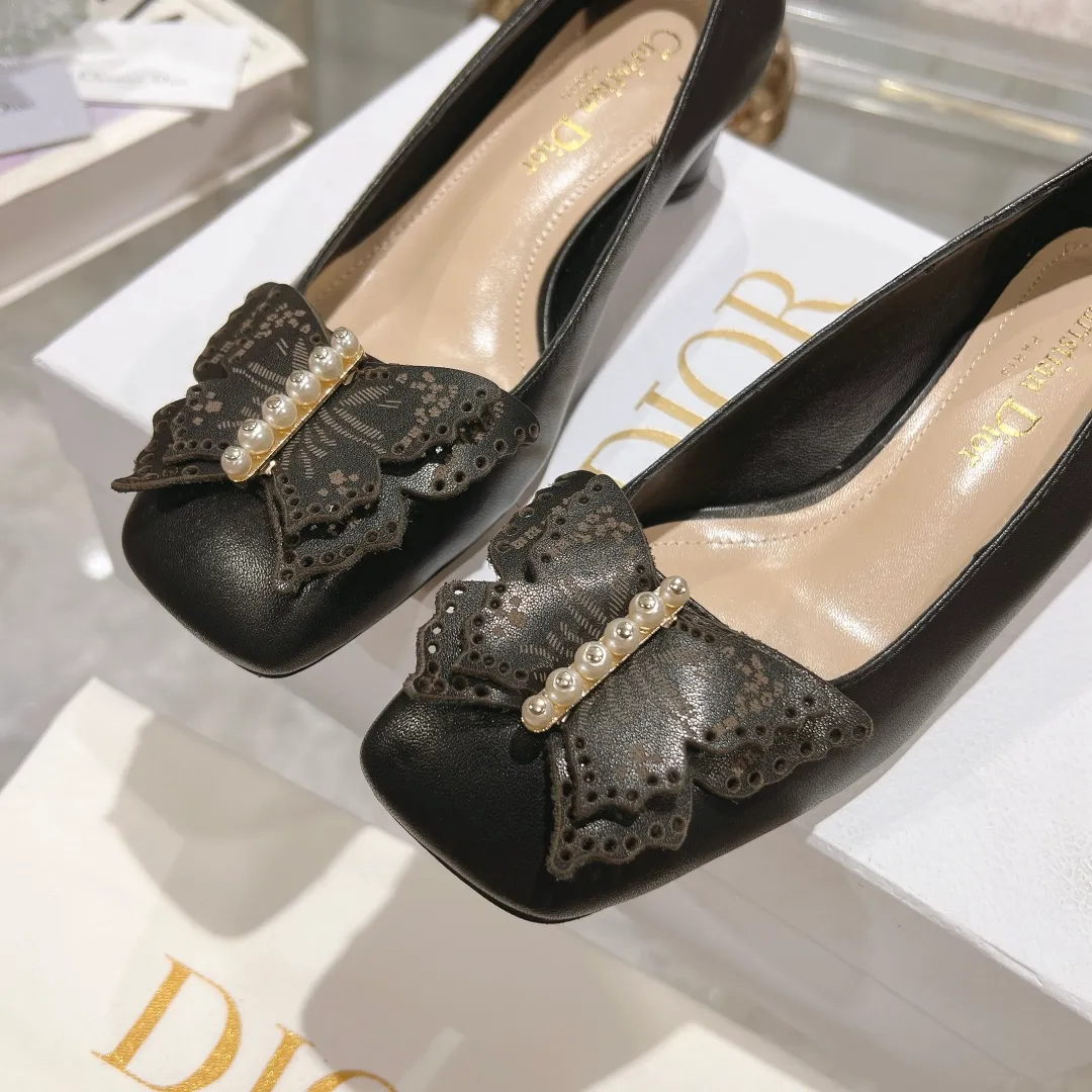 👟👟Ex-factory price 560👟👟 2024 early spring new style ◼️Dior ◼️Dior spring and summer latest fashion show haute couture series sandals Bow Mary Jane ——— Ldylle retro Roman style doll women's sandals CD pearl five metal buckle bow low-heeled women's single shoes Original development top high-end version Material: imported cow patent leather upper + water-dyed sheepskin lining + original molded pearl buckle + Italian genuine leather outsole Size: 34-40 (34.40. Customization is non-refundable and non-exchangeable) Heel height: 4.5cm 8.5cm